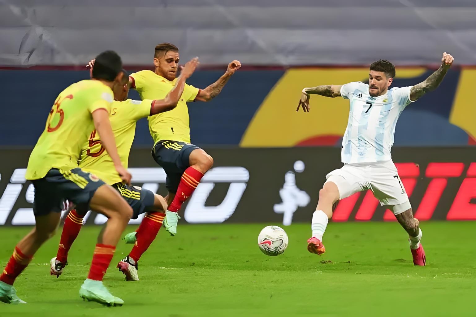 里昂翻盘哥伦比亚,范戴克点燃赛场 里昂翻盘哥伦比亚,范戴克点燃赛场