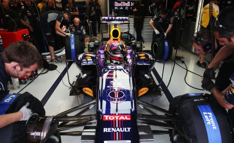 哈斯车队险胜红牛二队，拉塞尔带队取胜