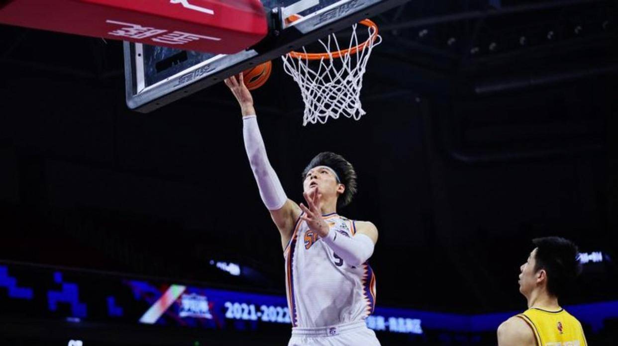 山西队翻盘76人,王哲林点燃赛场 山西队翻盘76人,王哲林点燃赛场