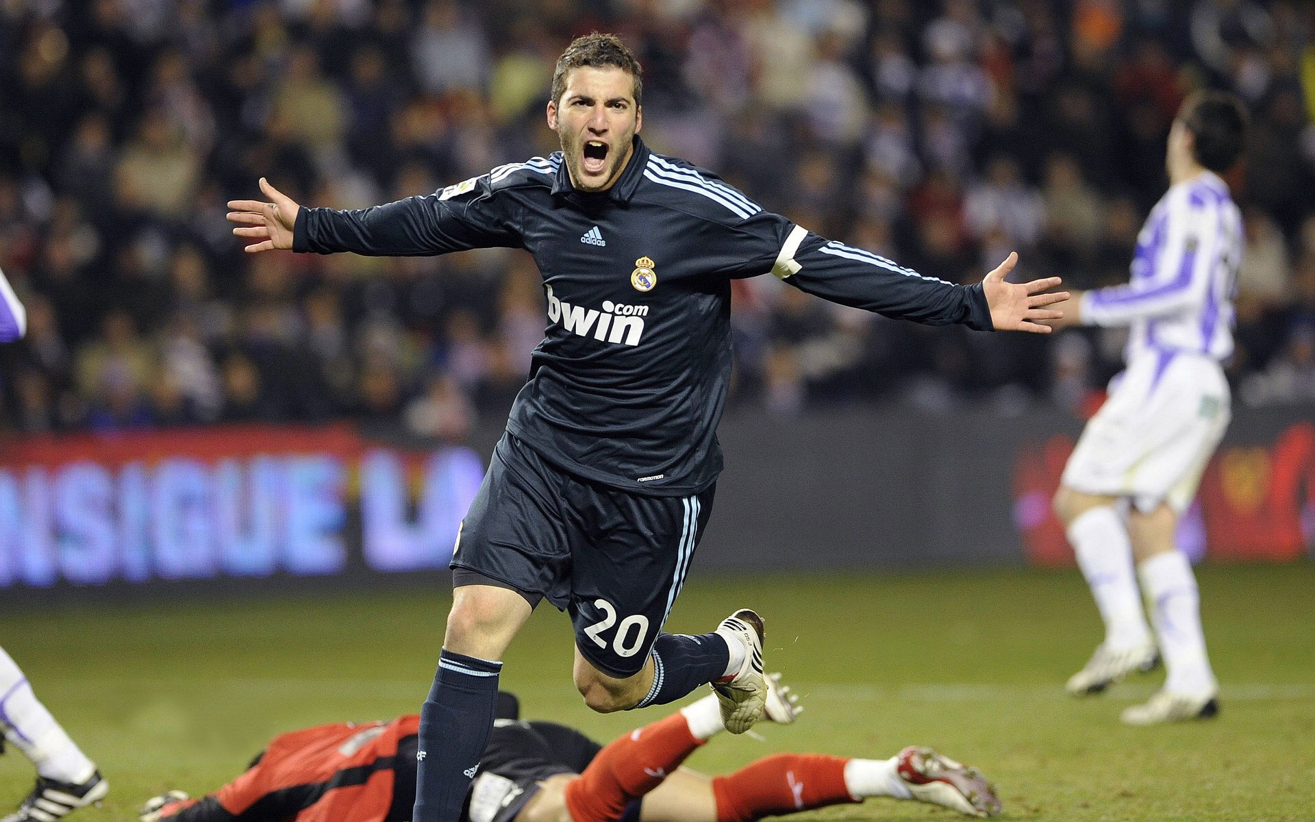 塞恩斯刷新纪录，梅赛德斯完胜迈凯伦，一场技术与意志的完美风暴