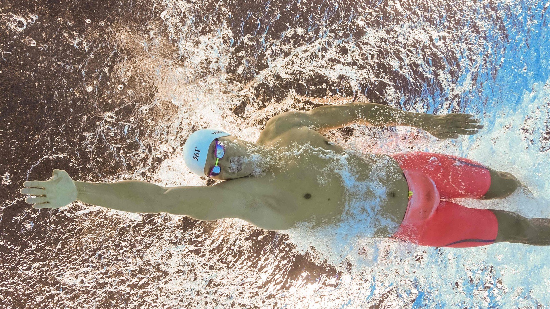 爱游戏体育官网-红牛二队碾压梅赛德斯，拉塞尔状态火热—F1格局颠覆之夜